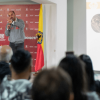 Foto que muestra un señor hablando en un auditorio 
