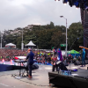 Foto de un grupo musical en tarima del parque Simón Bolívar en el marco de Rock al Parque.