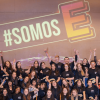 Foto que muestra un grupo de personas celebrando 