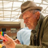 Un adulto mayor revisando su celular