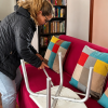 Foto de una persona armando una silla blanca 