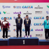 Seis deportistas con medallas permanecen sobre un podio de premiación con los puestos 1, 2 y 3.