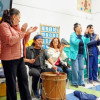 Jóvenes, personas adultas y mayores participando en un acto musical en el Centro de Desarrollo Comunitario (CDC) José Antonio Galán