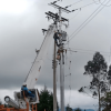 Foto que muestra personas con el uniforme de Enel Colombia trabajando en un poste de luz