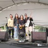 Un grupo musical en una tarima 