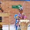 Niños tocando instrumentos musicales 