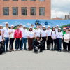 Grupo de personas posa frente a un mural colorido en Ciudad Bolívar, durante el lanzamiento de la segunda Zona Urbana por un Mejor Aire de Bogotá.