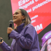 Secretaria de la Mujer, Laura Tami Leal, hablando con un micrófono.