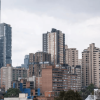 Foto panorámica que muestra edificios y árboles 