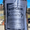 Cartel en un poste con una supuesta oferta laboral de modelaje webcam con pago en dólares.
