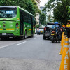 Foto de una vía de Bogotá donde se ve un carro y un bus