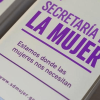 Folleto que dice: "Secretaría de la Mujer: estamos donde las mujeres nos necesitan".