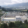 Foto que muestra la planta Tibitoc con árboles y tanques de agua 
