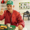 Un adulto recibiendo alimentación en un comedor de Integración Social 