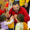 El alcalde Carlos Fernando Galán sonriendo con unos niños y niñas de un jardín infantil.