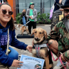 Personas posan junto a un perro adoptado durante una jornada de adopción animal en ExpoPet 2026.