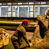 Trabajadores del Distrito levantando cambuches del separador de una vía de Bogotá.