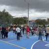 Foto que muestra personas reunidas en un parque público 