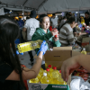 Ciudadanos como voluntarios en un punto de donación en Bogotá.