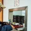 Un adulto mayor recibiendo alimentación en un comedor comunitario