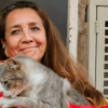 Mujer cargando a un gato.