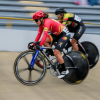 Ciclistas compiten en una prueba de ciclismo de pista sobre un velódromo. En primer plano se observan bicicletas de pista con ruedas lenticulares, cascos y uniformes deportivos de diferentes colores.