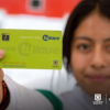 Foto que muestra una niña sosteniendo una tarjeta Tu Llave en las manos