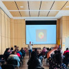 Emprendedores reunidos en un auditorio 