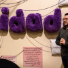 Hombre hablando durante taller sobre masculinidades.
