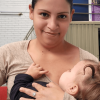 Mujer amamantando a un bebé.