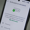 Pantalla de celular en WhatsApp, navegando en la opción de verificación en dos casos.