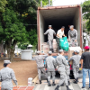 Foto de funcionarios recibiendo ayudas 