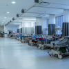 Foto que muestra la sala de urgencias de un hospital, con varios pacientes recibiendo atención en las camillas de la sala.