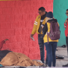 Foto que muestra a funcionarios de la Secretaría Distrital de Integración Social dialogando con un ciudadano habitante de calle para ofrecerle ayudas por parte de la entidad.