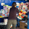 Foto que muestra personas organizando alimentos e insumos