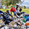 Funcionarios de las entidades recoguiendo basura de un sector del río Fucha, en Kennedy.