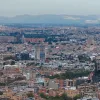 Vista aérea del centro de Bogotá con edificaciones residenciales, comerciales e institucionales de diferentes alturas