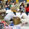 Personas clasificando ayudas humanitarias en el Palacio de los Deportes