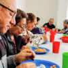Adultos mayores alimentándose en un Casa de la Sabiduría