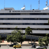 Foto que muestra una fachada de un edificio blanco con el letrero Secretaría de Educación 