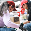 Mujeres voluntarias empacando cajas en una vivienda en Bogotá.