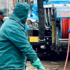 Foto que muestra una persona con el uniforme del Acueducto de Bogotá