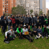 grupo de personas posa en espacio verde de Bogotá en jornada de siembra de mutisia clematis en el bosque urbano Brazo Salitre