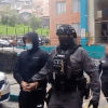 Hombre capturado, junto a un unifromado del CTI de la Fiscalía.