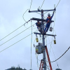 Foto que muestra dos personas con el uniforme de Enel Colombia trabajando en una antena de energía