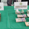 Gas pimienta y cuchillo utilizado para el hurto, junto al dinero recuperado por la Policía.