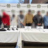 Foto que muestra ocho capturados y dos policías 
