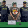 Hombre capturado en medio de dos policías