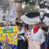 Adultos mayores en carnaval en Bogotá.