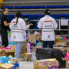 Foto que muestra personas organizando alimentos e insumos